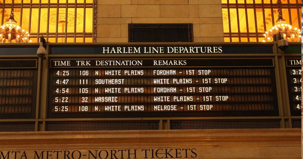 No centro de Manhattan fica uma das preciosidades arquitetônicas e históricas que tornam Nova York uma cidade tão única: a Grand Central Terminal. Com 44 plataformas, o terminal também tem ligação com o metrô e é considerado a maior estação ferroviária do mundo todo, onde se estima que circulem diariamente mais de 125 mil pessoas. 